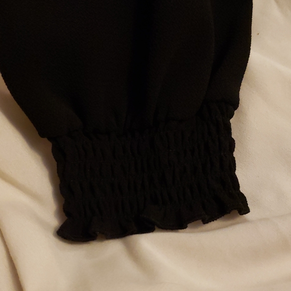 Long sleeved cold shoulder mock neck top - Picture 4 of 6